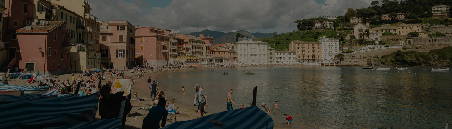Panorámica de playa mediterránea con casas y monte